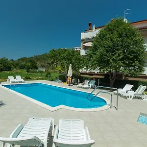 apartments-renata-rab.primorje-gorskikotar.com/